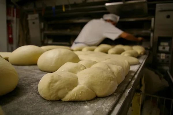 Boulanger qui cuit le pain