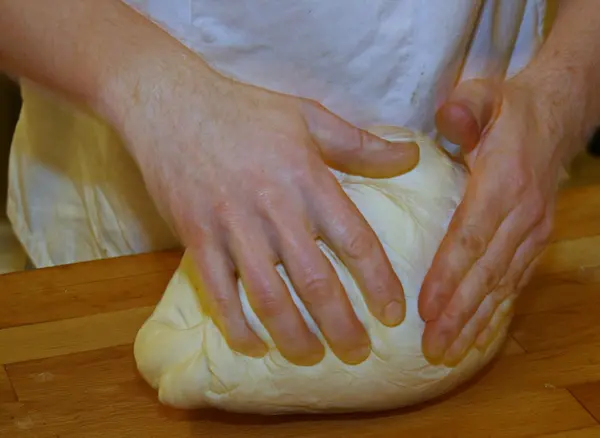 Boulanger qui pétrit la pâte